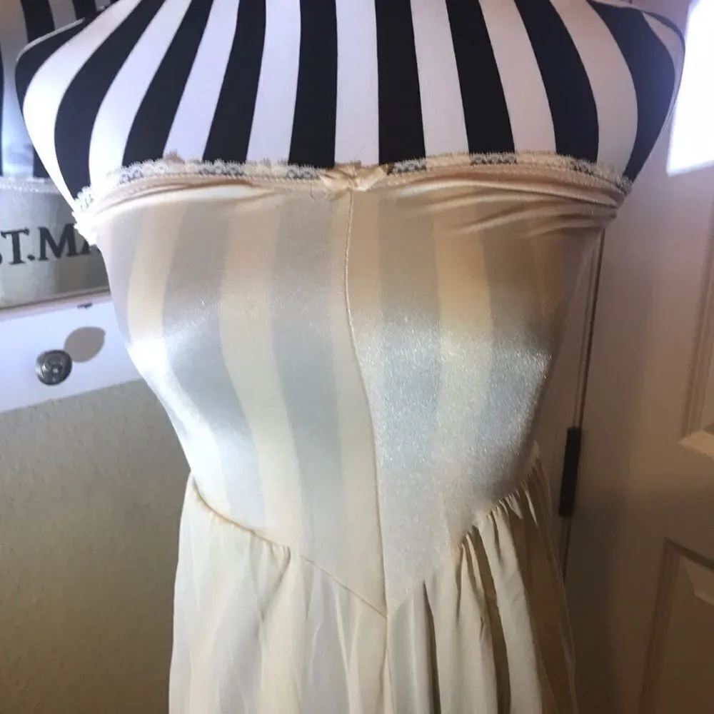 ‎Vintage strapless slip with lace detail